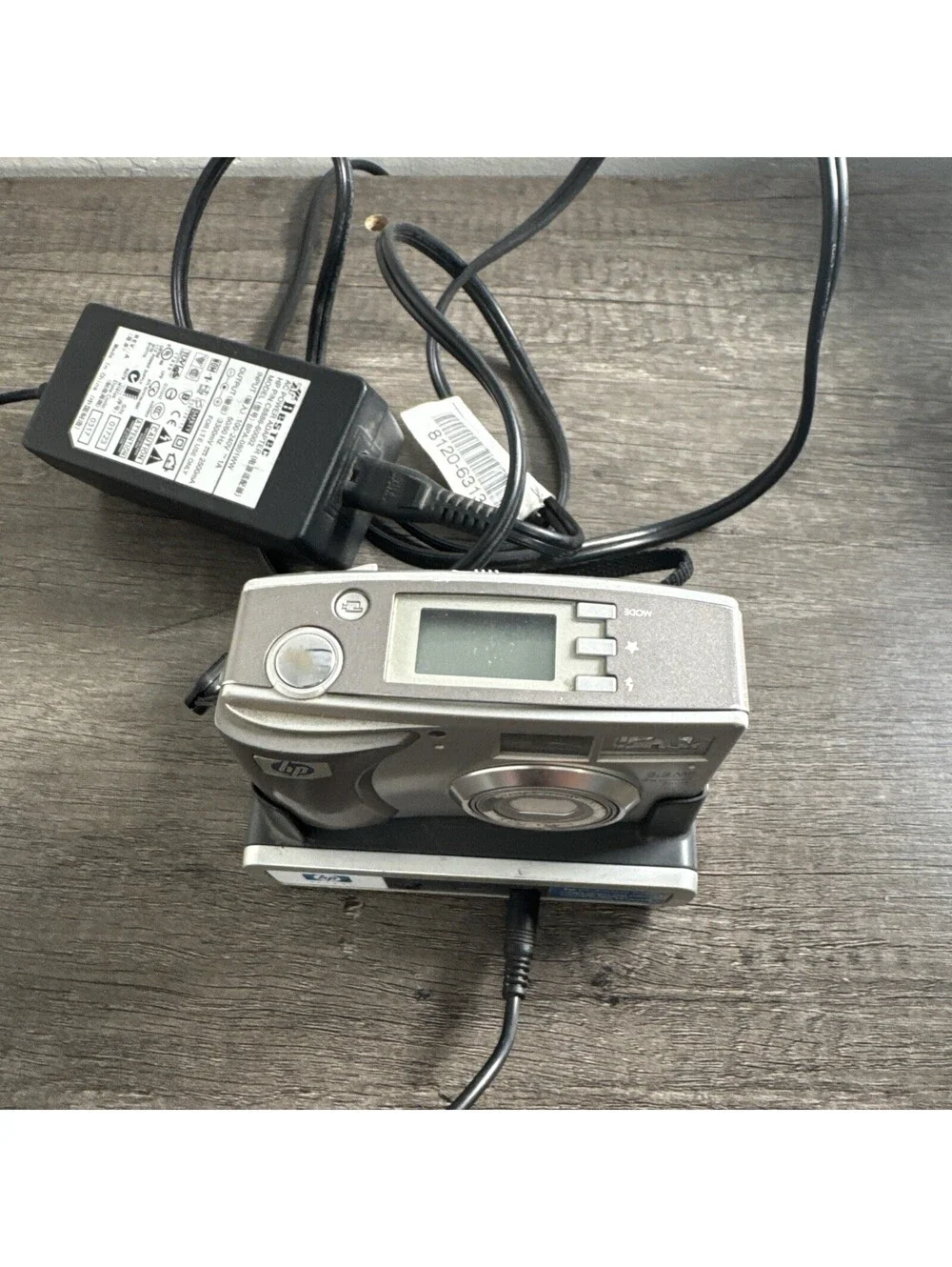 HP PhotoSmart 733 3.2MP Digital Camera - Silver And 8886 Cradle - WORKS